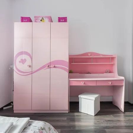 White Orchids Apartment *