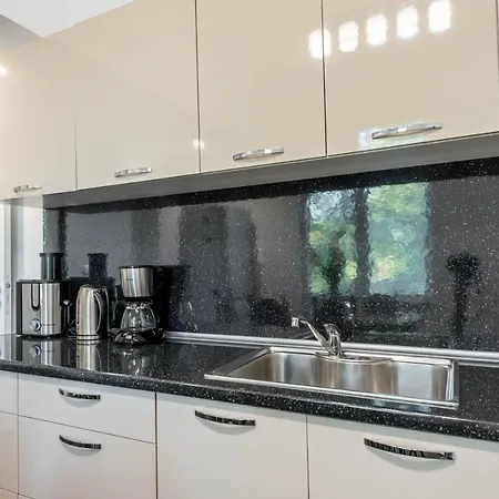 公寓 White Orchids Apartment *