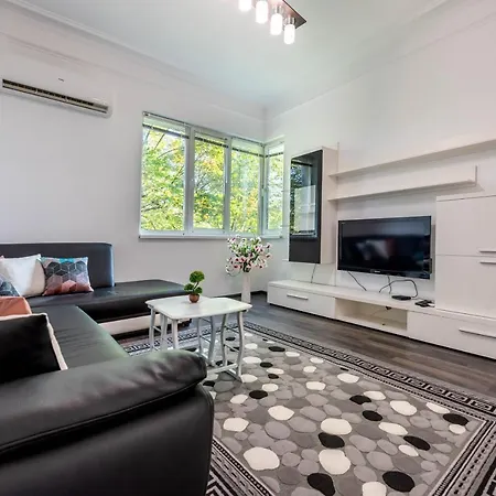 White Orchids Apartment *