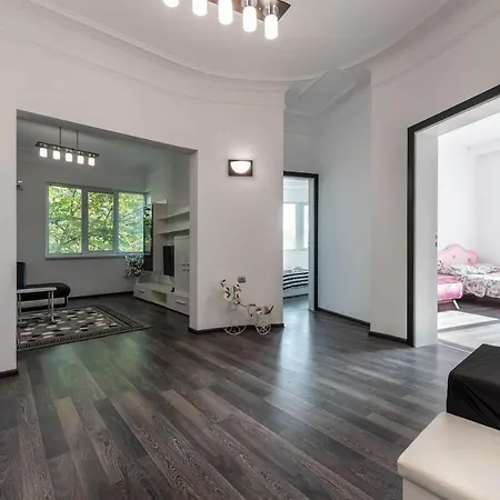 White Orchids Apartment *