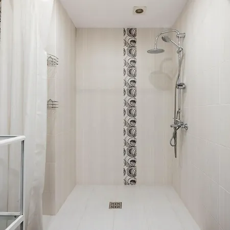 White Orchids Apartment *