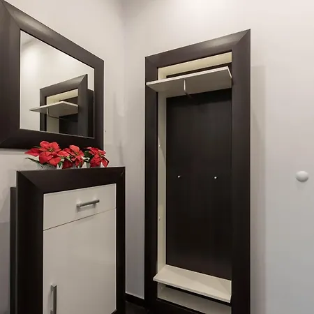 White Orchids Apartment *