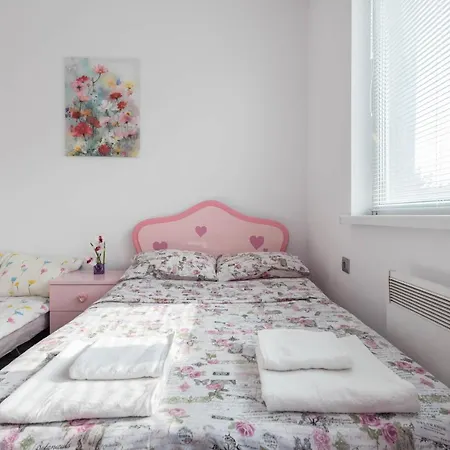 White Orchids Apartment *