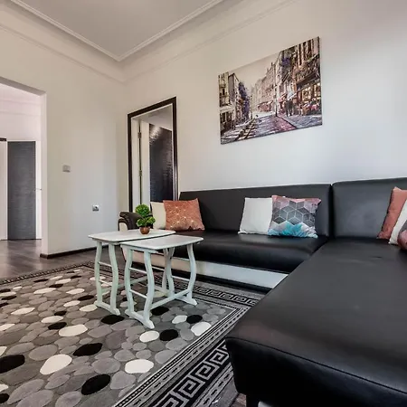 White Orchids Apartment *